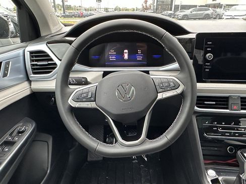 New 2025 Volkswagen Taos SE image 11