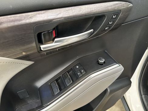 Used 2021 Toyota Highlander Platinum image 24