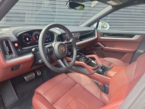 Certified 2025 Porsche Cayenne Coupe AWD/4WD image 4