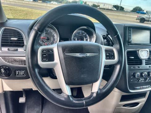 Used 2015 Chrysler Town & Country LX FWD image 17