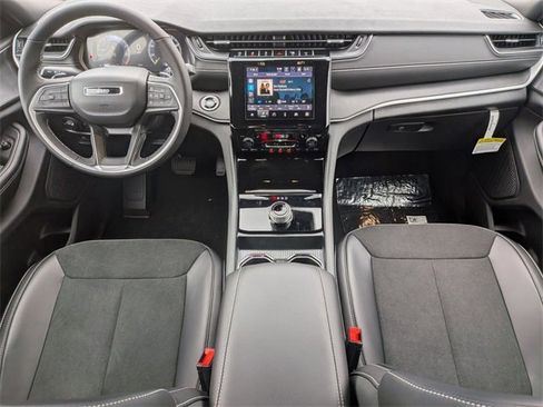 New 2025 Jeep Grand Cherokee Altitude image 28