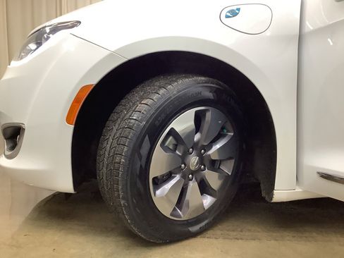 Used 2019 Chrysler Pacifica Limited image 31