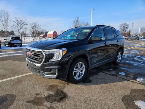 Used 2024 GMC Terrain SLE w/ Driver Convenience Package image 3