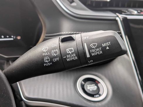 Used 2023 Jeep Grand Cherokee Laredo image 25