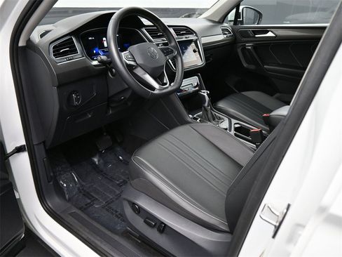 Used 2024 Volkswagen Tiguan SE image 2