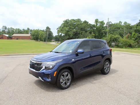 Used 2026 Kia Seltos LX FWD image 2