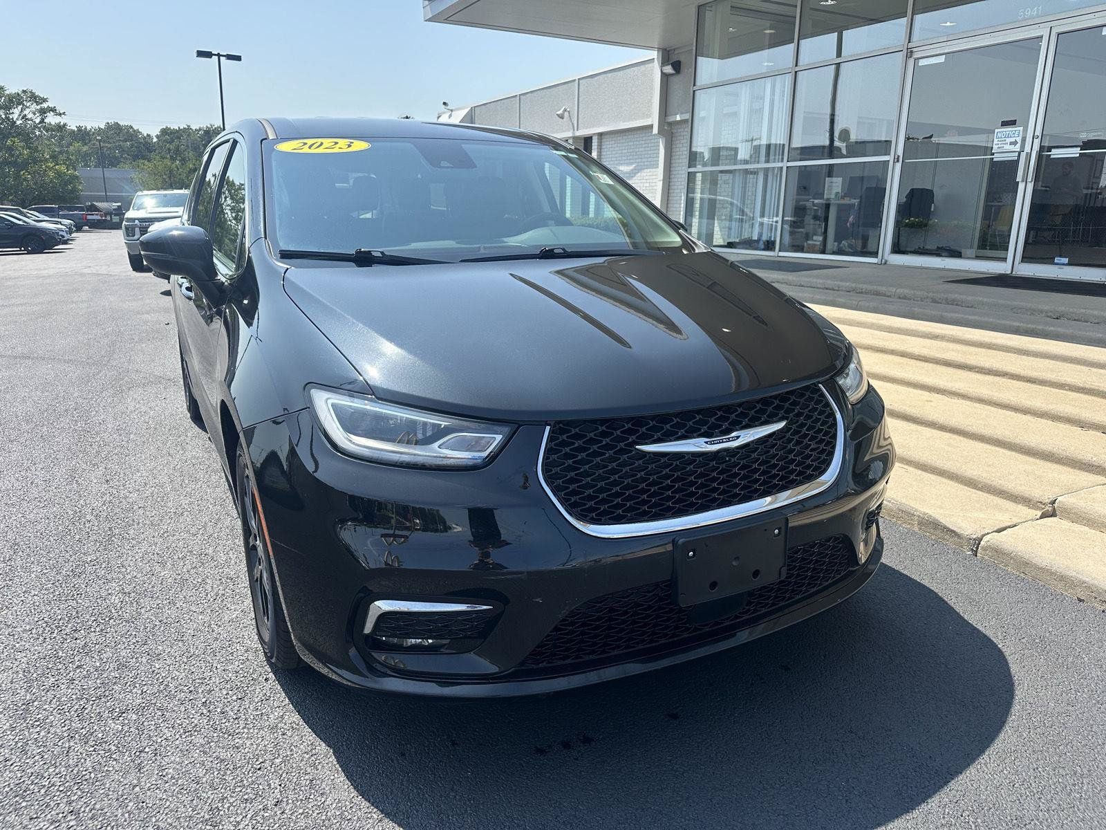 Used 2023 Chrysler Pacifica Touring-L FWD image 4