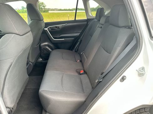 Used 2021 Toyota RAV4 LE image 19