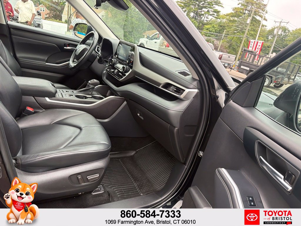 Used 2022 Toyota Highlander XLE AWD/4WD image 46