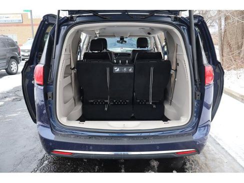 Used 2017 Chrysler Pacifica Touring-L w/ Tire & Wheel Group image 15