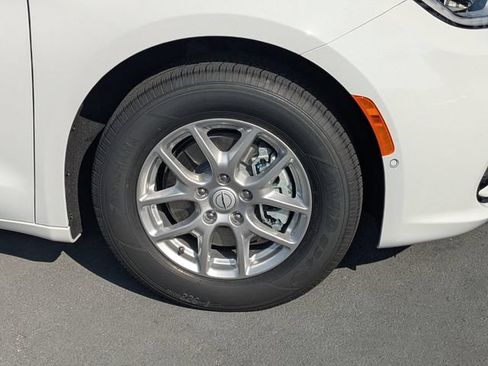 New 2026 Chrysler Pacifica Select FWD image 11