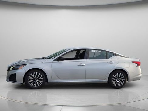 Used 2024 Nissan Altima 2.5 SV FWD image 3