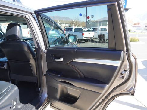 Used 2018 Toyota Highlander XLE image 25