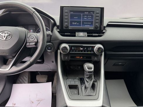 Used 2022 Toyota RAV4 XLE Premium image 11