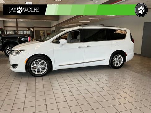 Used 2018 Chrysler Pacifica Touring-L Plus w/ Advanced Safetytec Group FWD image 3