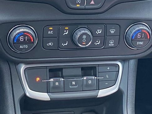 Used 2022 GMC Terrain SLT w/ Infotainment Package II image 11