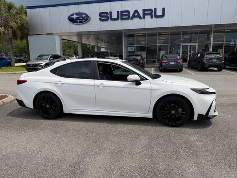Used 2025 Toyota Camry SE w/ Convenience Package FWD image 2