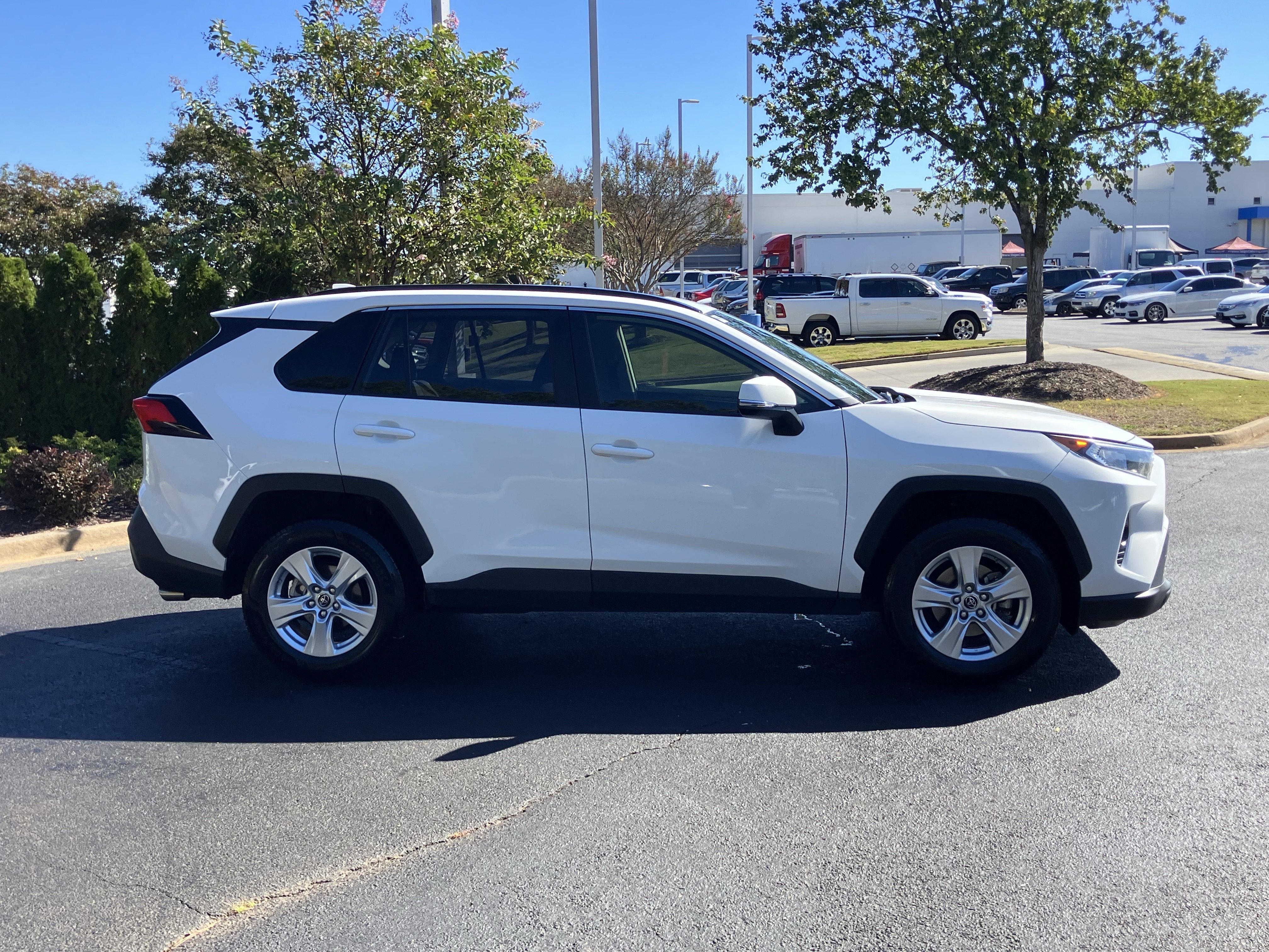 Used 2019 Toyota RAV4 XLE w/ Convenience Package FWD image 11