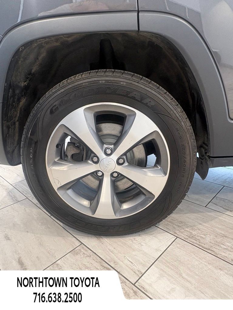 Used 2022 Jeep Cherokee Limited AWD/4WD image 9