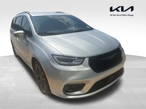 Used 2022 Chrysler Pacifica Touring-L w/ Uconnect Theater Family Group FWD image 1