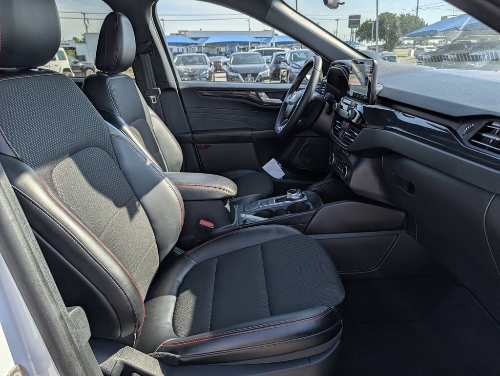Used 2025 Ford Escape ST-Line FWD image 32