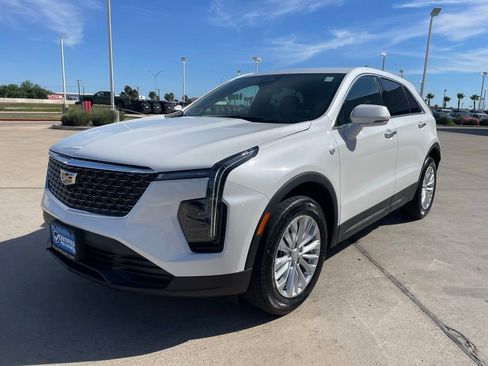 Used 2024 Cadillac XT4 Luxury w/ LPO, Floor Liner Package FWD image 5