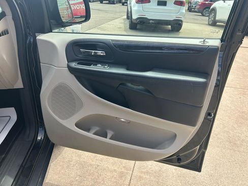 Used 2016 Dodge Grand Caravan SXT FWD image 15