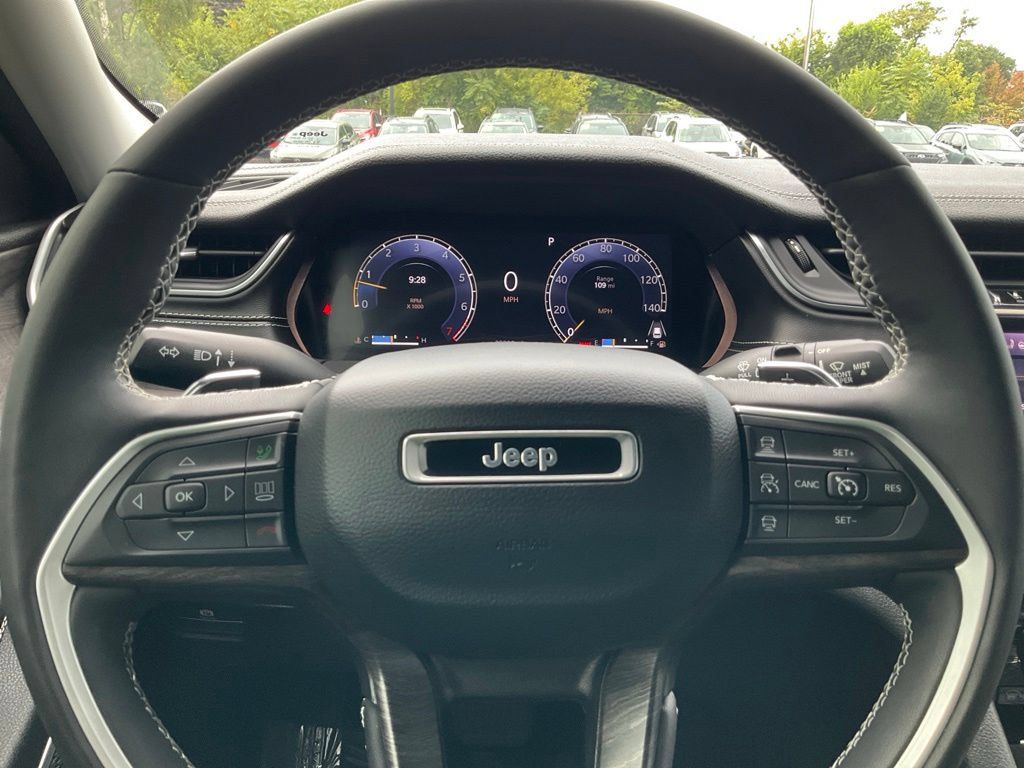 Used 2023 Jeep Grand Cherokee Limited w/ Luxury Tech Group II AWD/4WD image 17