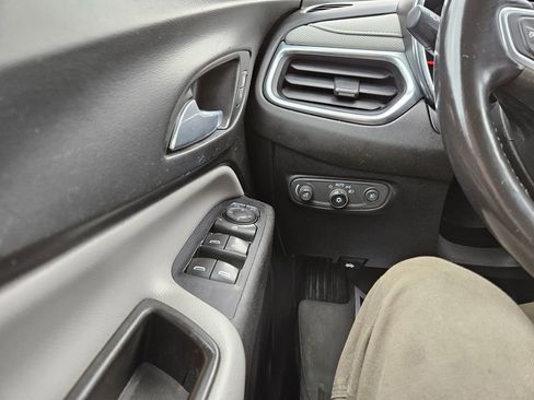 Used 2018 Chevrolet Equinox Premier image 12