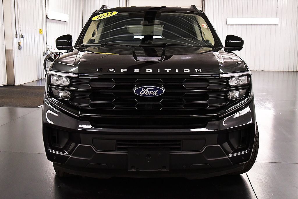 Used 2025 Ford Expedition Active AWD/4WD image 2