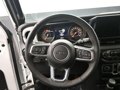 Used 2025 Jeep Wrangler Unlimited Sahara AWD/4WD image 17