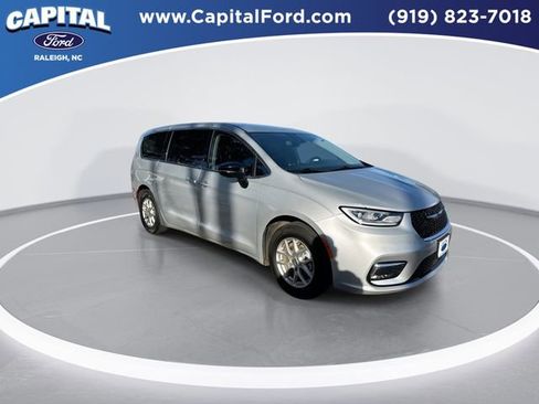 Used 2024 Chrysler Pacifica Touring-L image 2