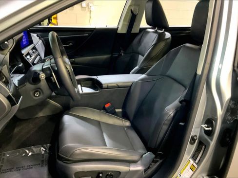 Used 2025 Lexus ES 350 w/ Premium Package image 7