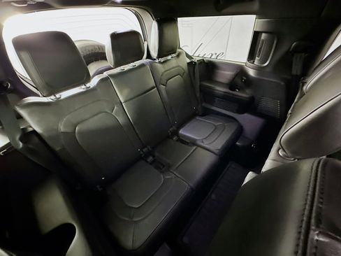 Used 2023 Land Rover Defender 130 SE image 29