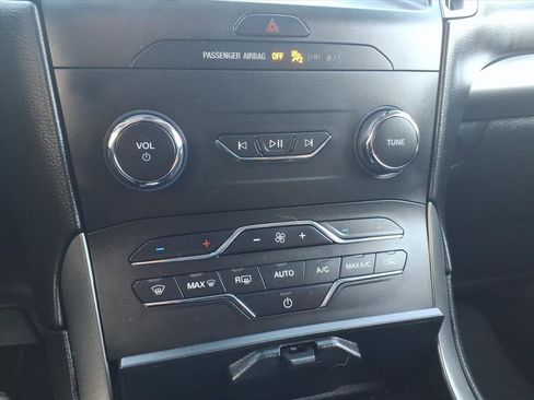 Used 2020 Ford Edge SE image 24