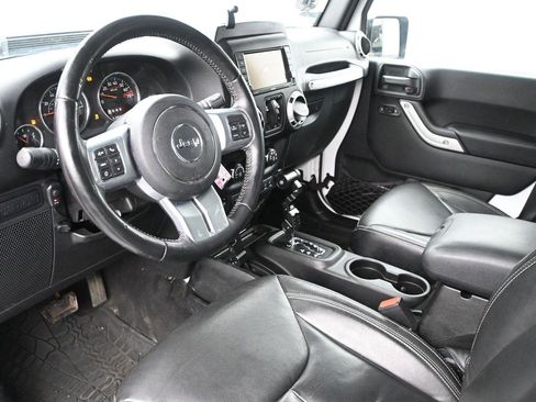 Used 2017 Jeep Wrangler Unlimited Rubicon AWD/4WD image 2