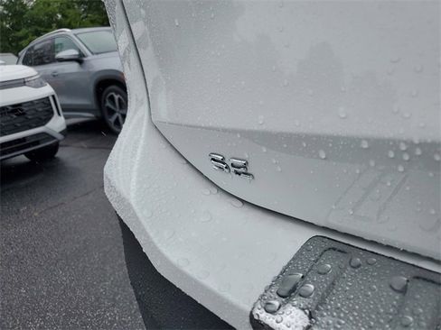 New 2025 Volkswagen Tiguan SE image 8