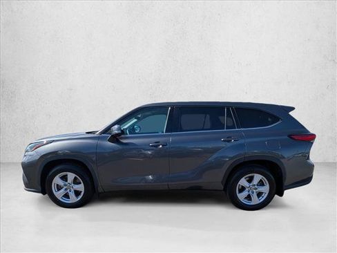 Used 2021 Toyota Highlander LE AWD/4WD image 9