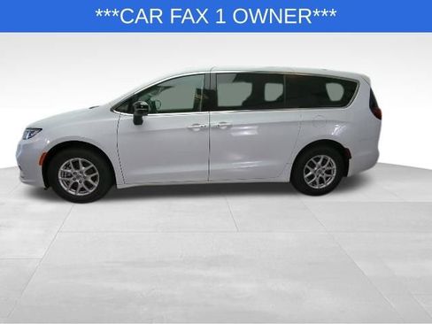 Used 2024 Chrysler Pacifica Touring-L FWD image 3