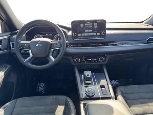 Used 2023 Mitsubishi Outlander SE Black Edition image 12