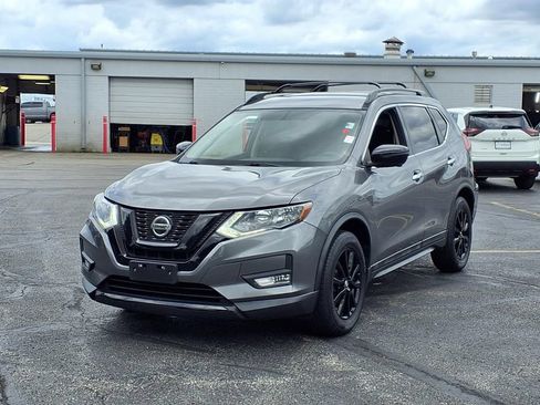Used 2018 Nissan Rogue SV w/ Premium Package FWD image 2