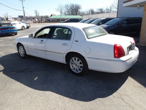 Used 2011 Lincoln Town Car Signature Limited image 9