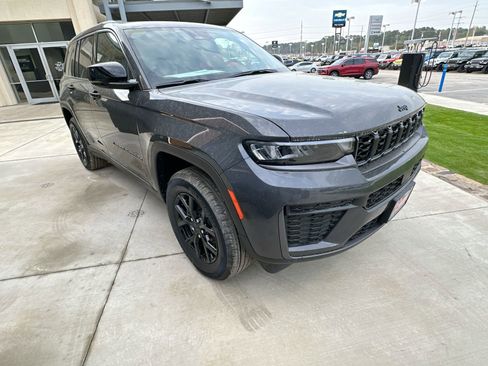 New 2026 Jeep Grand Cherokee Altitude AWD/4WD image 2