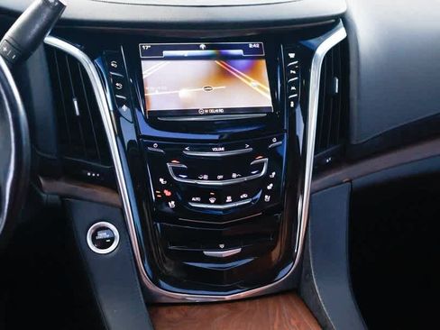 Used 2016 Cadillac Escalade ESV Luxury image 32
