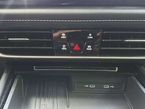 Used 2025 Volkswagen Atlas SE image 17