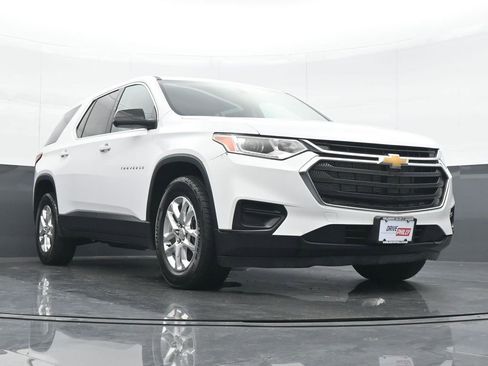 Used 2021 Chevrolet Traverse LS image 24
