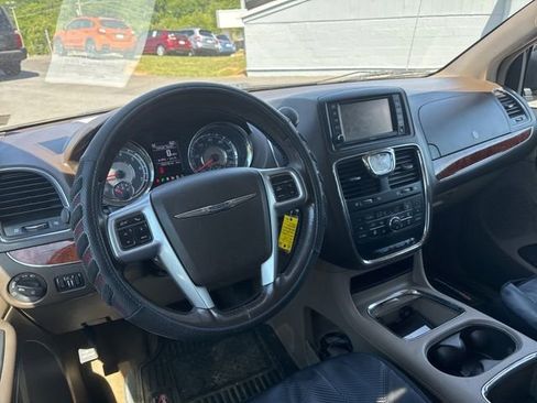 Used 2012 Chrysler Town & Country Touring-L w/ Premium Group FWD image 14