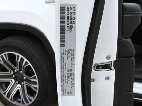 Used 2024 Jeep Wagoneer L Series II w/ Flexible Seating Group image 31