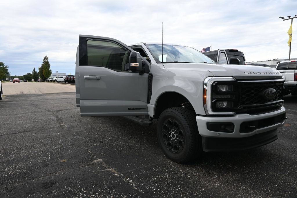 Used 2026 Ford F350 Lariat w/ Black Appearance Package AWD/4WD image 14