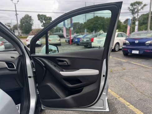 Used 2021 Chevrolet Trax LT FWD image 13